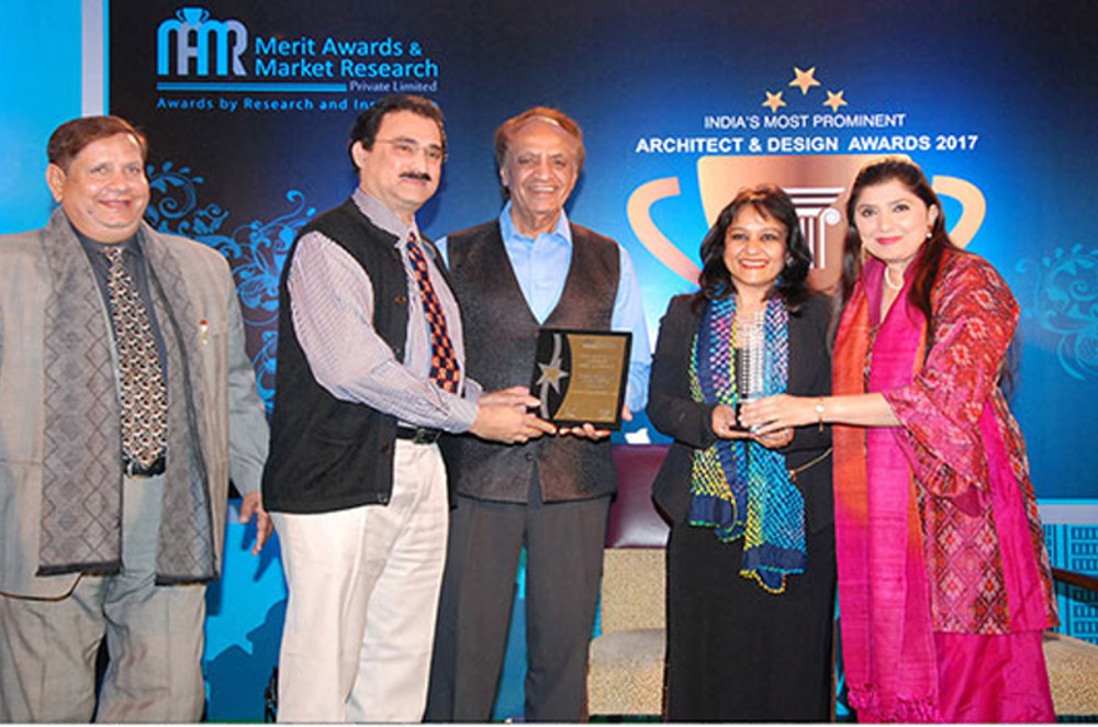 ARCHITECT OSCAR & PONNI, CHENNAI RECEIVING THE " MOST PROMISING ARCHITECT IN INDIA " FROM ARCHIT PREM NATH AND INTERIOR DESIGNER LIPIKA SUD AT NEW DELHI RECENTLY BY MERIT AWARDS & MARKET RESEARCH