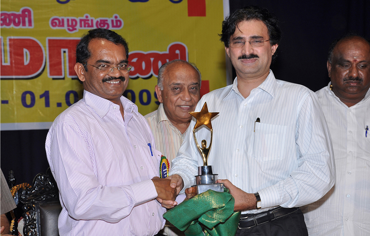 ARCHITECT Dr. OSCAR G. CONCESSAO RECEIVING THE TAMILNADU "VANIGAMAMANI AWARD" BEST ARCHITECT OF THE YEAR 2008 -2006 FROM MR. ANNA DURAI, PROJECT DIRECTOR CHANDRAYAN 1,2