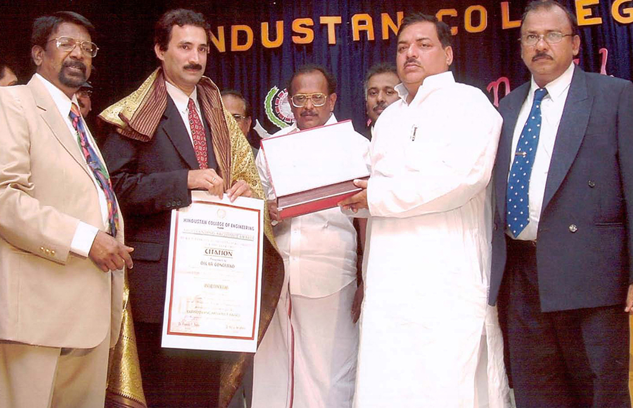 ARCHITECT Dr. OSCAR G. CONCESSAO RECEIVING THE TAMILNADU "OUT STANDING ARCHITECT AWARD" FOR EXCELLENCE IN ARCHITECTURAL PRACTICE - 2005 FROM HINDUSTAN UNIVERSITY