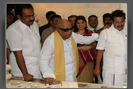 AR.PONNI CONCESSAO EXPLAINING A STATE GOVERNMENT BUILDING PROJECT TO THE HONOURABLE CHIEF MINISTER OF TAMILNADU THIRU.KALAINGAR MU.KARUNANDHI