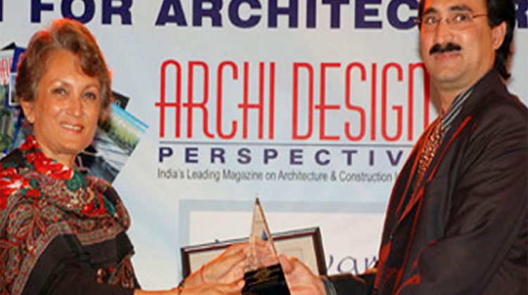 ARCHITECT Dr. OSCAR G. CONCESSAO RECEIVING THE NATIONAL ARCHI DESIGN JURY AWARD FOR "THE BEST INSTITUTIONAL / CORPORATE 2009" FROM SONALI BHAGWATI, DIRECTOR SPAZZIO DESIGN